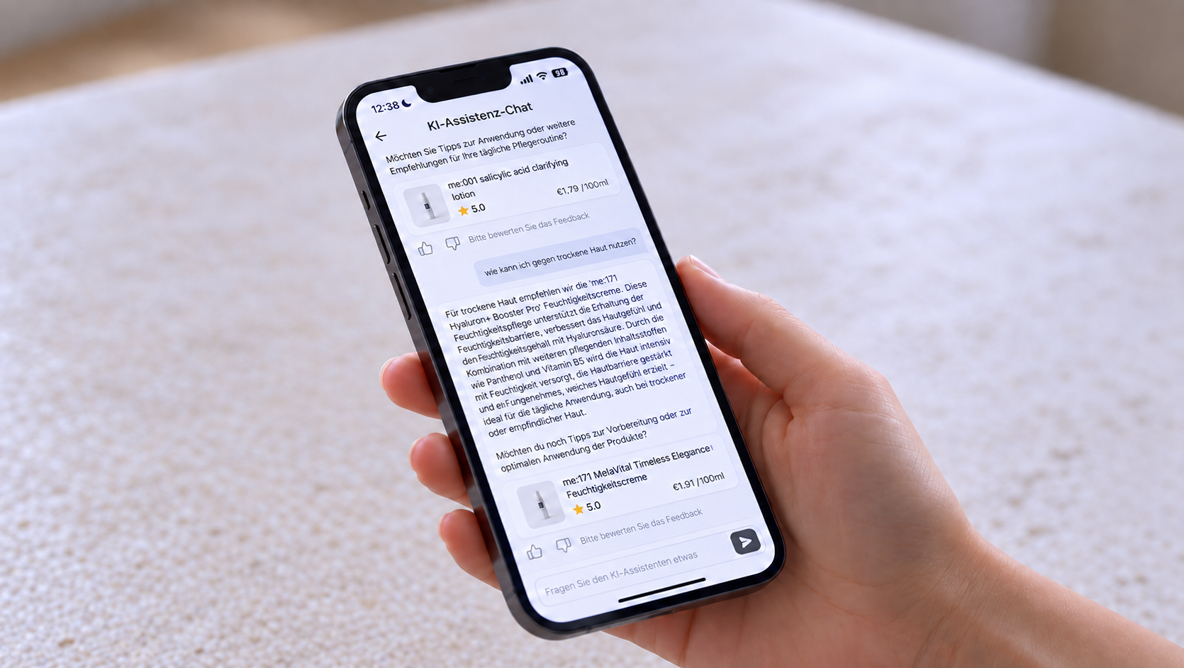 Der me:vidual Skincare Advisor auf einem Telefon